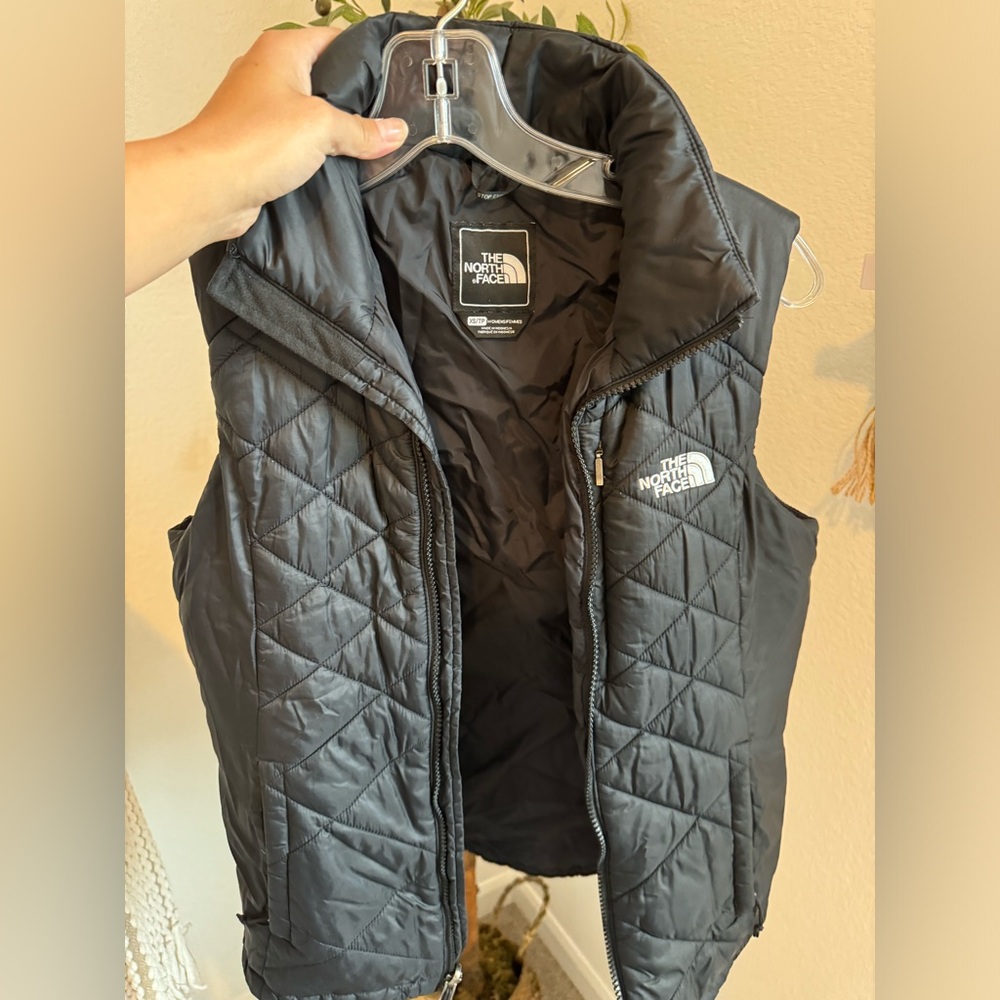 North Face vest. Has one pocket that the zipper is broken!